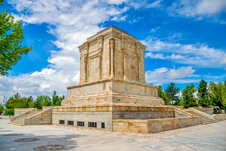 کدام فصل به مشهد سفر کنیم تا همه چیز ارزان باشد؟ - ایران چارتر