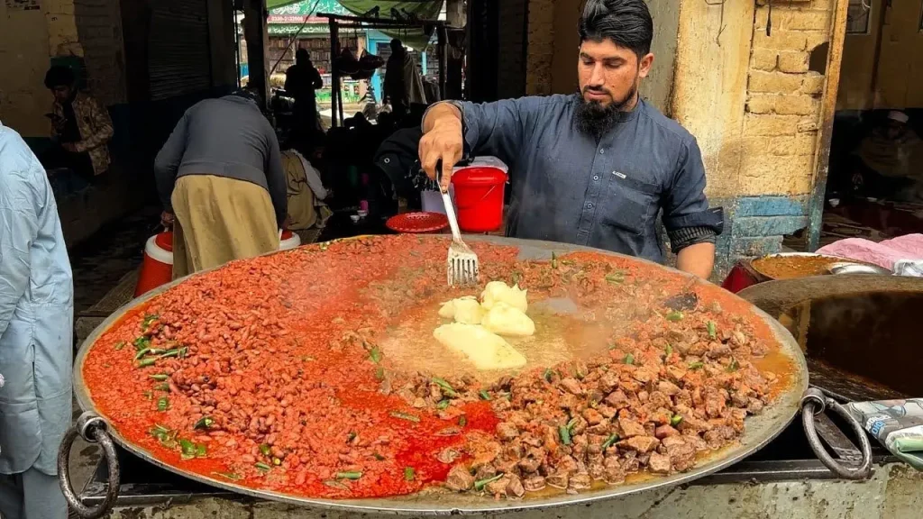 لذیذترین غذاهای خیابانی لاهور - از کباب تا کوزی حلیم پاکستانی