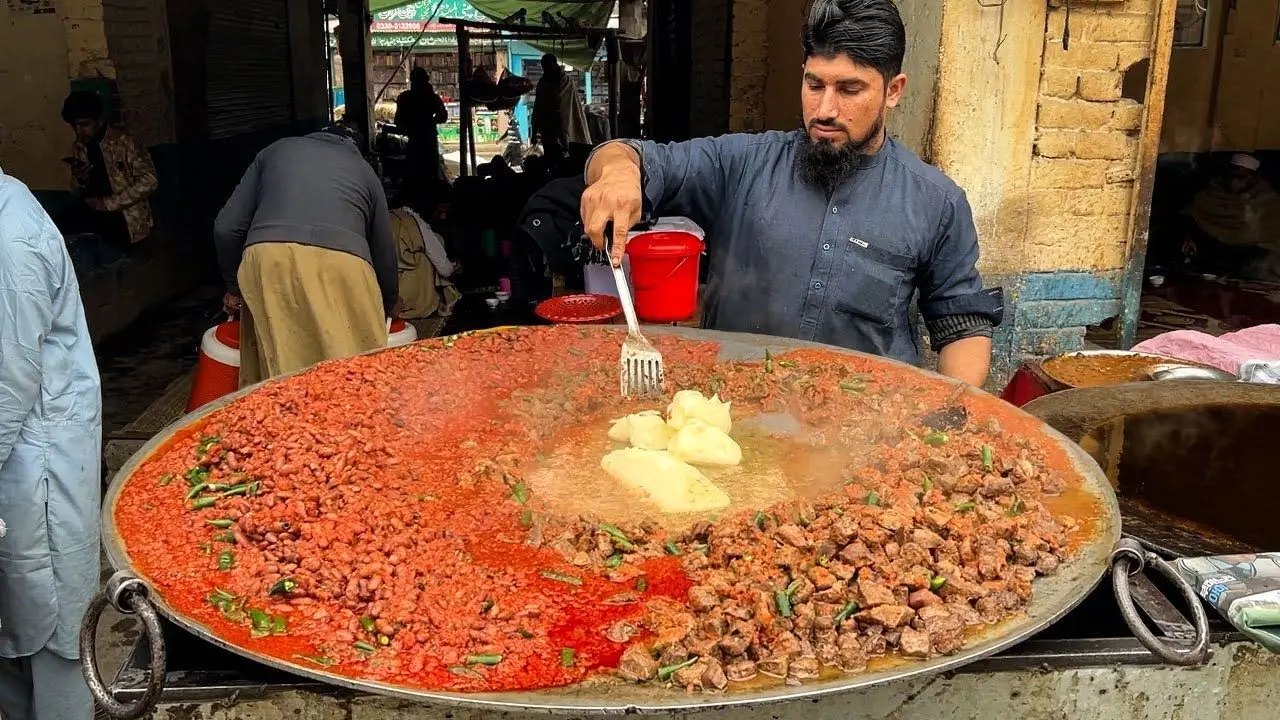 لذیذترین غذاهای خیابانی لاهور - از کباب تا کوزی حلیم پاکستانی