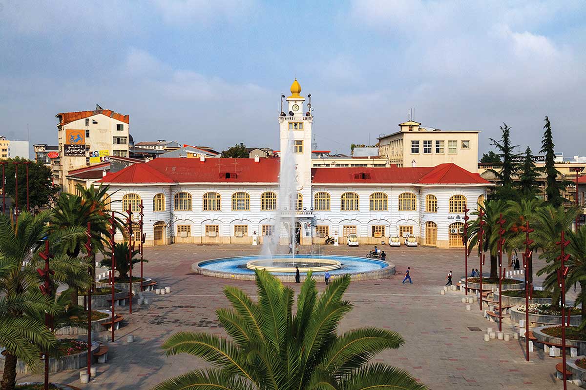 راهنمای جامع میدان شهرداری رشت: از معماری سن پترزبورگ تا جاذبه‌های گیلان