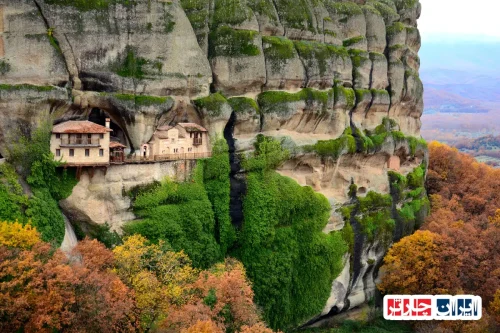 کاوش در شگفتی‌های Meteora Rock Monasteries: صومعه‌های معلق بر صخره‌های یونان