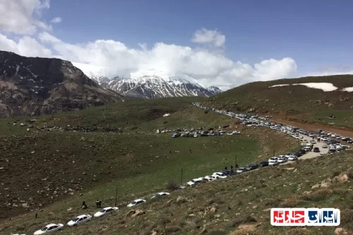 ایران، سرزمینی با تنوع اقلیمی و فرهنگی بینظیر، مقصدی جذاب برای بومگردی است. اقامتگاههای بومگردی در دل طبیعت و با الهام از معماری محلی، تجربهای متفاوت و بهیادماندنی را برای مسافران رقم میزنند. اگر قصد سفر بومگردی به ایران را دارید، در ادامه به ۱۰ پرسش متداول در این زمینه و پاسخهای آنها میپردازیم: بومگردی در ایران چیست؟ بومگردی نوعی سفر مسئولانه به مناطق طبیعی است که با هدف حفظ محیط زیست و احترام به فرهنگ محلی انجام میشود. اقامت در اقامتگاههای بومگردی، مشارکت در فعالیتهای محلی و خرید محصولات بومی بخشی از این تجربه است. اقامتگاه بومگردی چه تفاوتی با هتل دارد؟ اقامتگاههای بومگردی معمولاً خانههای سنتی بازسازی شده یا سازههایی با معماری محلی هستند که در مناطق روستایی یا طبیعی قرار دارند. این اقامتگاهها امکانات رفاهی سادهتری نسبت به هتلها دارند و تمرکز آنها بر ارائه تجربهای اصیل از زندگی محلی است. بهترین زمان برای بومگردی در ایران چه فصلی است؟ بستگی به منطقه مورد نظر شما دارد. بهار و پاییز به طور کلی برای اکثر مناطق ایران دلپذیر هستند. تابستان برای مناطق ییلاقی و کوهستانی و زمستان برای مناطق گرمسیری جنوب ایران مناسب است. هزینه اقامت در اقامتگاههای بومگردی چقدر است؟ هزینه اقامت متغیر است و به موقعیت، امکانات و خدمات اقامتگاه بستگی دارد. با این حال، به طور کلی هزینه اقامت در اقامتگاههای بومگردی نسبت به هتلها مقرونبهصرفهتر است. چه فعالیتهایی میتوان در سفر بومگردی انجام داد؟ پیادهروی در طبیعت، بازدید از جاذبههای طبیعی و تاریخی محلی، آشنایی با آداب و رسوم مردم منطقه، شرکت در کارگاههای محلی مانند پخت نان یا بافندگی، و چشیدن غذاهای محلی از جمله فعالیتهایی هستند که میتوانید تجربه کنید. آیا برای سفر بومگردی نیاز به تجهیزات خاصی داریم؟ تجهیزات مورد نیاز به نوع منطقه و فعالیتهای شما بستگی دارد. اما به طور کلی، کفش مناسب پیادهروی، لباس مناسب فصل، کلاه، عینک آفتابی و کرم ضد آفتاب توصیه میشود. چگونه میتوان اقامتگاه بومگردی مناسب را پیدا کرد؟ وبسایتها و پلتفرمهای رزرو آنلاین متعددی برای یافتن و رزرو اقامتگاههای بومگردی در ایران وجود دارد. همچنین میتوانید از طریق آژانسهای مسافرتی متخصص در بومگردی اقدام کنید. آیا اقامتگاههای بومگردی برای خانوادهها مناسب هستند؟ بسیاری از اقامتگاههای بومگردی فضایی مناسب برای خانوادهها دارند و تجربهای جذاب و آموزشی برای کودکان فراهم میکنند. برخی از آنها امکانات و برنامههای ویژهای برای کودکان نیز دارند. رعایت چه نکاتی در سفر بومگردی ضروری است؟ احترام به فرهنگ و آداب و رسوم مردم محلی، حفظ نظافت محیط زیست، خودداری از آسیب رساندن به پوشش گیاهی و جانوری، و حمایت از محصولات و صنایع دستی محلی از جمله نکات مهم در بومگردی مسئولانه هستند. مزایای بومگردی برای جامعه محلی چیست؟ بومگردی میتواند به ایجاد اشتغال و درآمد برای ساکنان محلی، حفظ و احیای فرهنگ و سنتهای بومی، و حفاظت از محیط زیست کمک کند.
